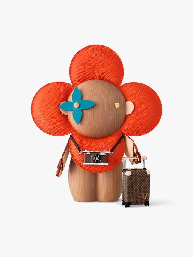 Vivienne Giant Traveler Figurine